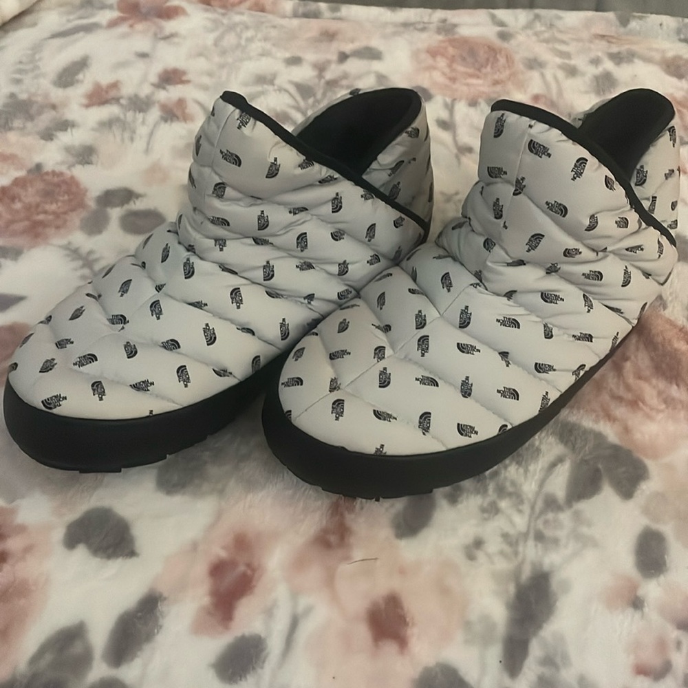 NWOT the North Face Thermoball slippers size 10